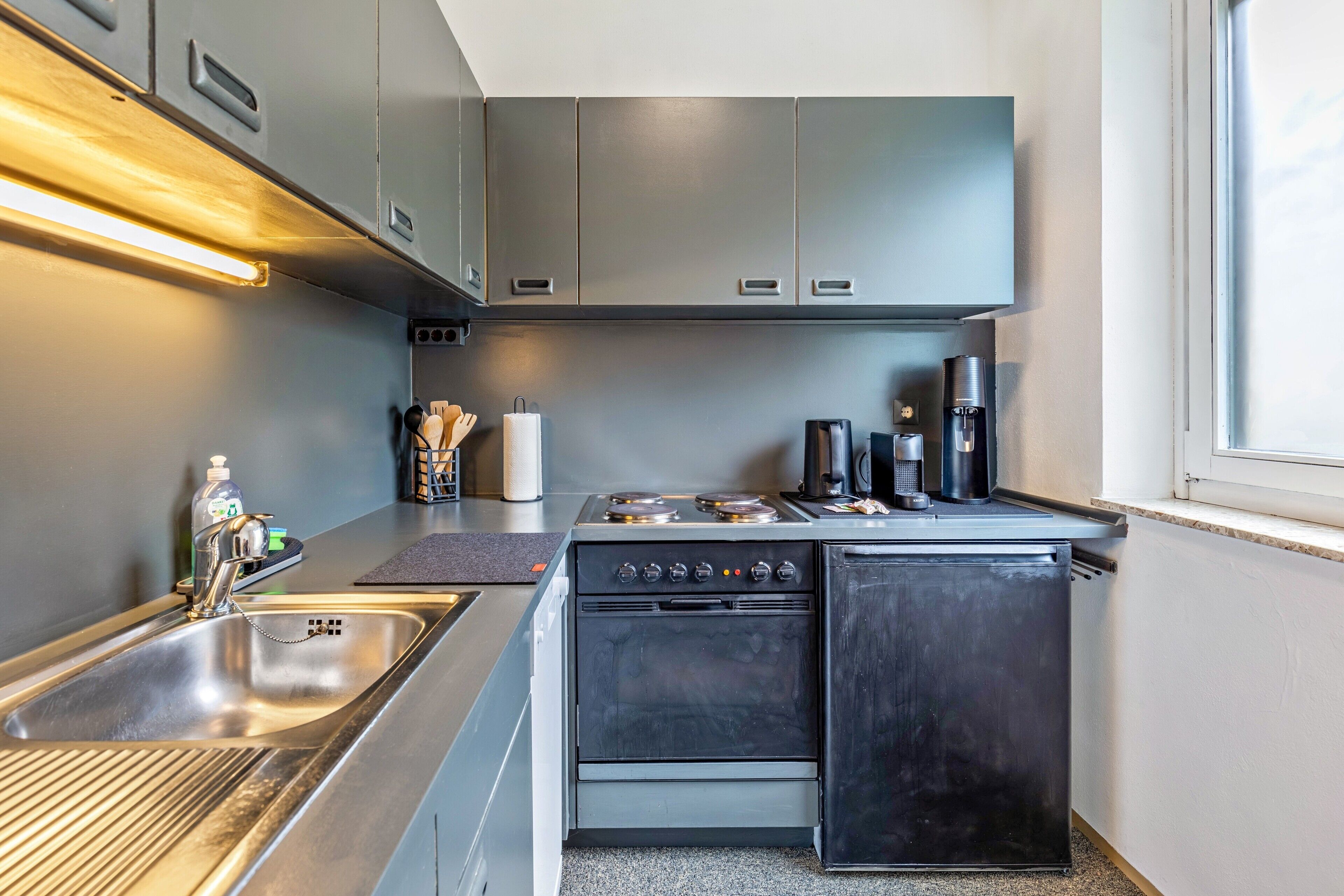 Een koelkast, een magnetron, een oven, een kookplaat