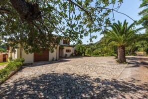 Property grounds - Villa 'Hostalet' with Mountain View, Wi-Fi and Air Conditioning (Illes Balears)