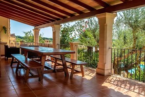 Outdoor dining - Villa 'Hostalet' with Mountain View, Wi-Fi and Air Conditioning (Illes Balears)