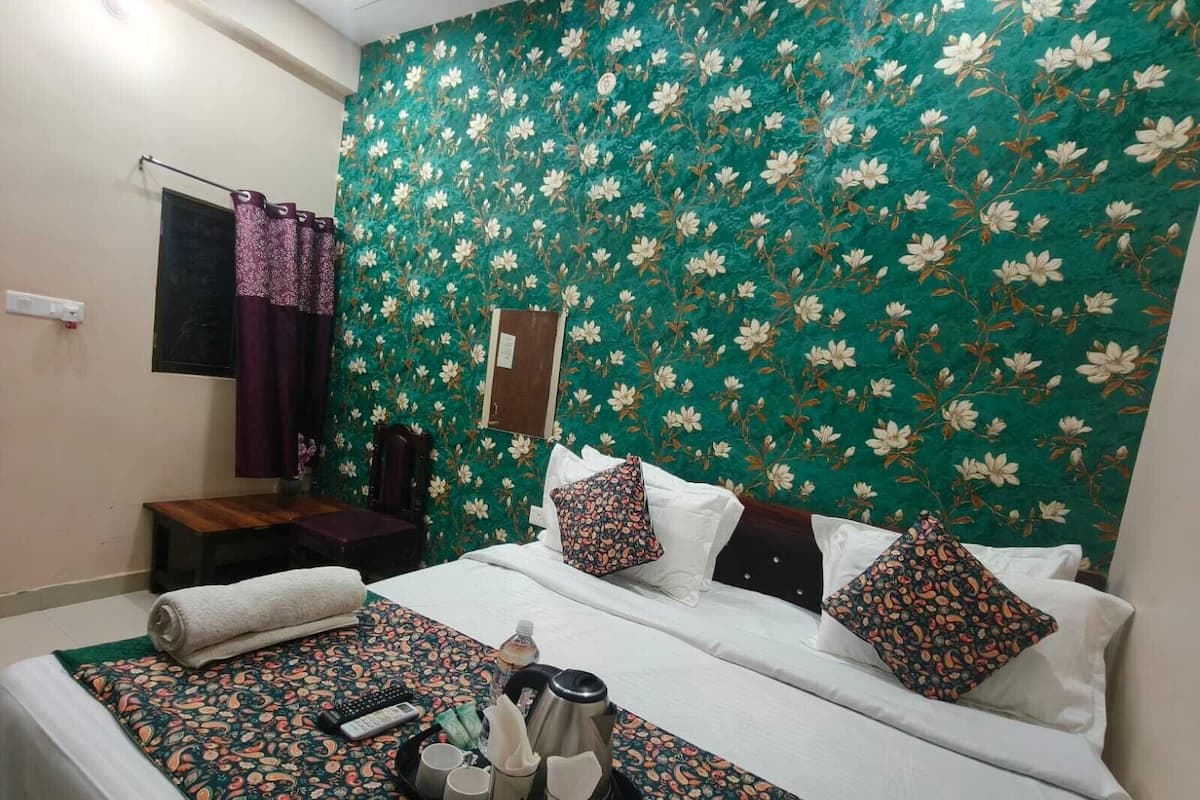 Deluxe Triple Room | Meja, ruang kerja komputer riba, Wi-fi percuma 