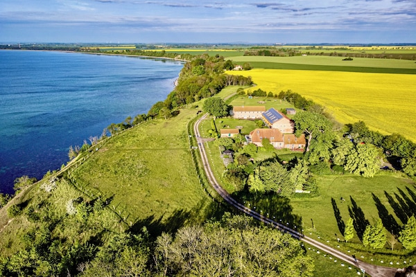 Unser 3-Seiten-Hof liegt direkt an der Ostseeküste!