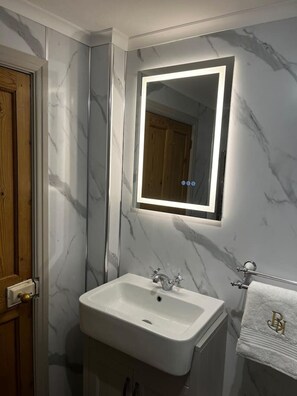 Bathroom - Ryedale - Stunning Cosy Studio on the Yorks Moors (Hutton-le-Hole)