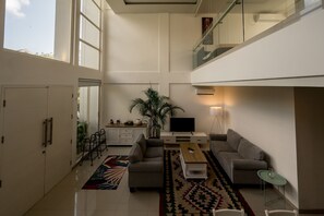 Villa, balcón, vista al patio | Área de sala de estar