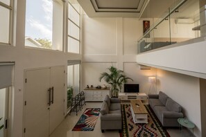 Villa, balcón, vista al patio | Área de sala de estar