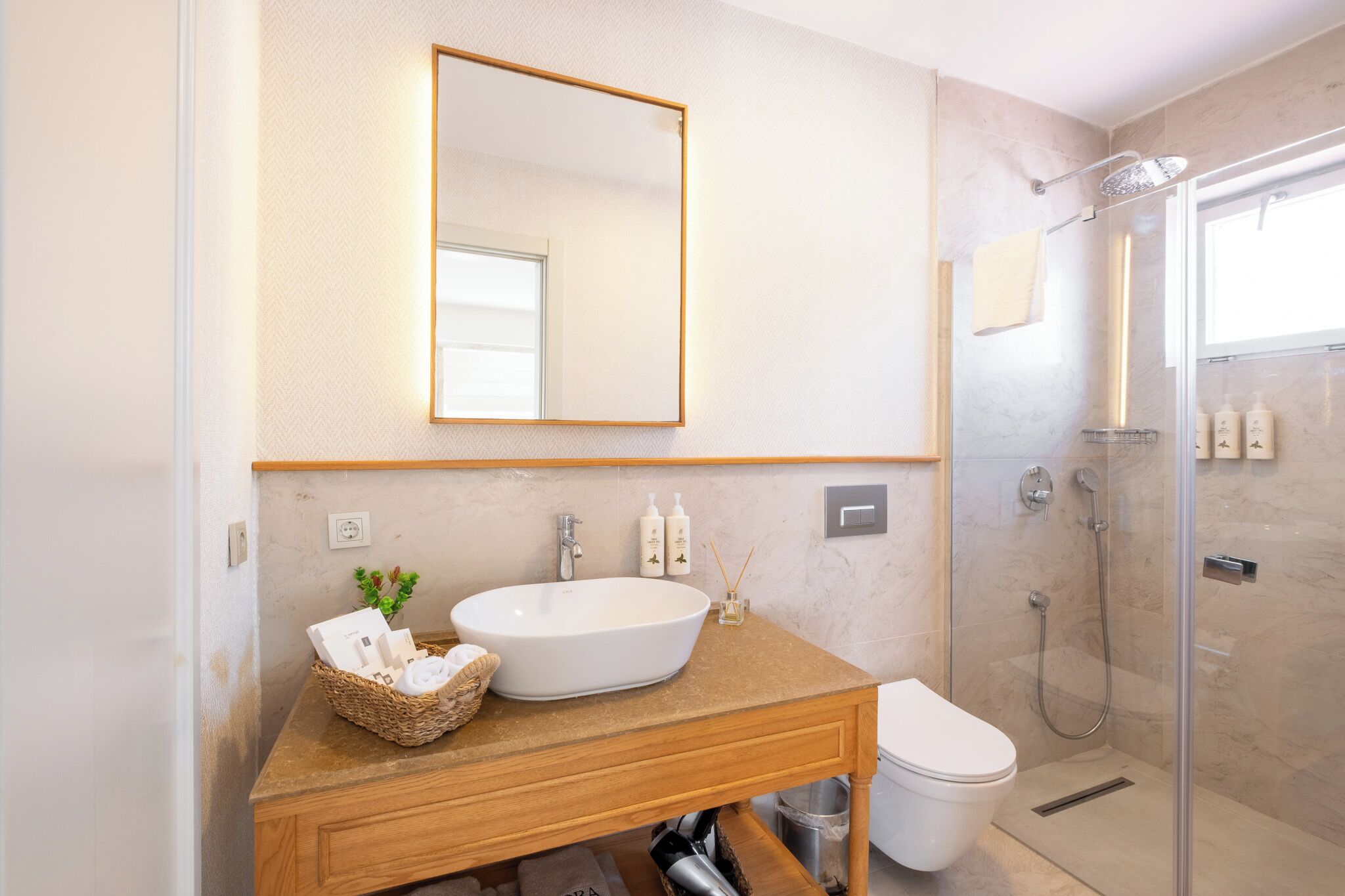 Camera Deluxe, vista piscina | Bagno | Doccia, articoli per l'igiene personale ecosostenibili, asciugacapelli