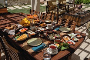 Free daily local cuisine breakfast - Fiora Alacati (Çeşme)