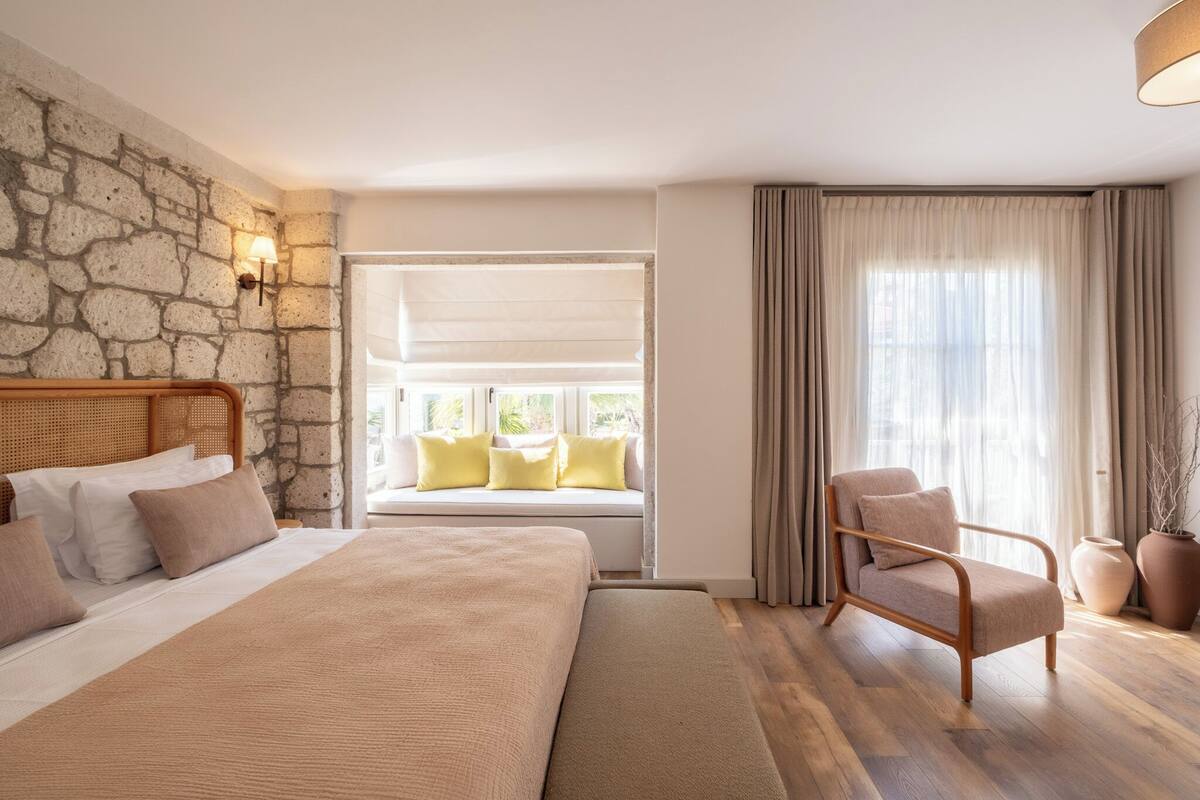 Deluxe Room, Pool View