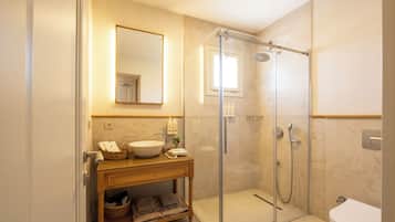 Superior Room, City View | Bathroom | Shower, eco-friendly toiletries, hair dryer, bathrobes