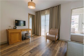 Habitación Deluxe, vista a la alberca | Área de sala de estar