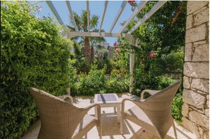 Habitación Deluxe, vista a la alberca, en el área del jardín | Terraza o patio