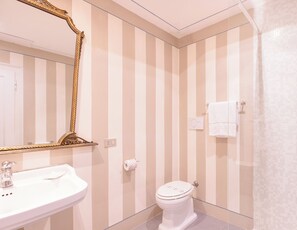 Family Room | Bathroom - Foscolo Penthouse Grand Canal (Venice)