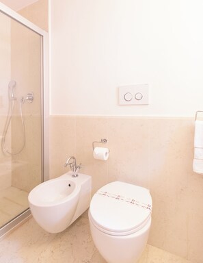 Basic Double Room | Bathroom