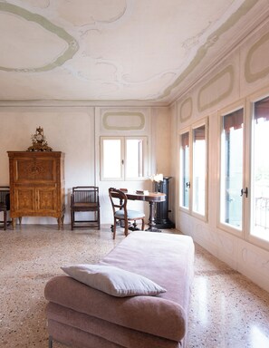 Family Room, Canal View | Interior - Foscolo Penthouse Grand Canal (Venezia)