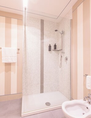 Family Room | Bathroom | Hair dryer, towels, soap, shampoo