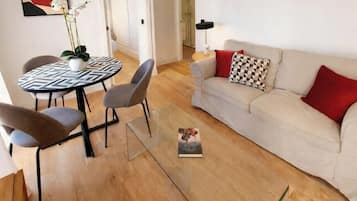 Panoramic Suite, City View | Living area | 32-inch flat-screen TV with satellite channels