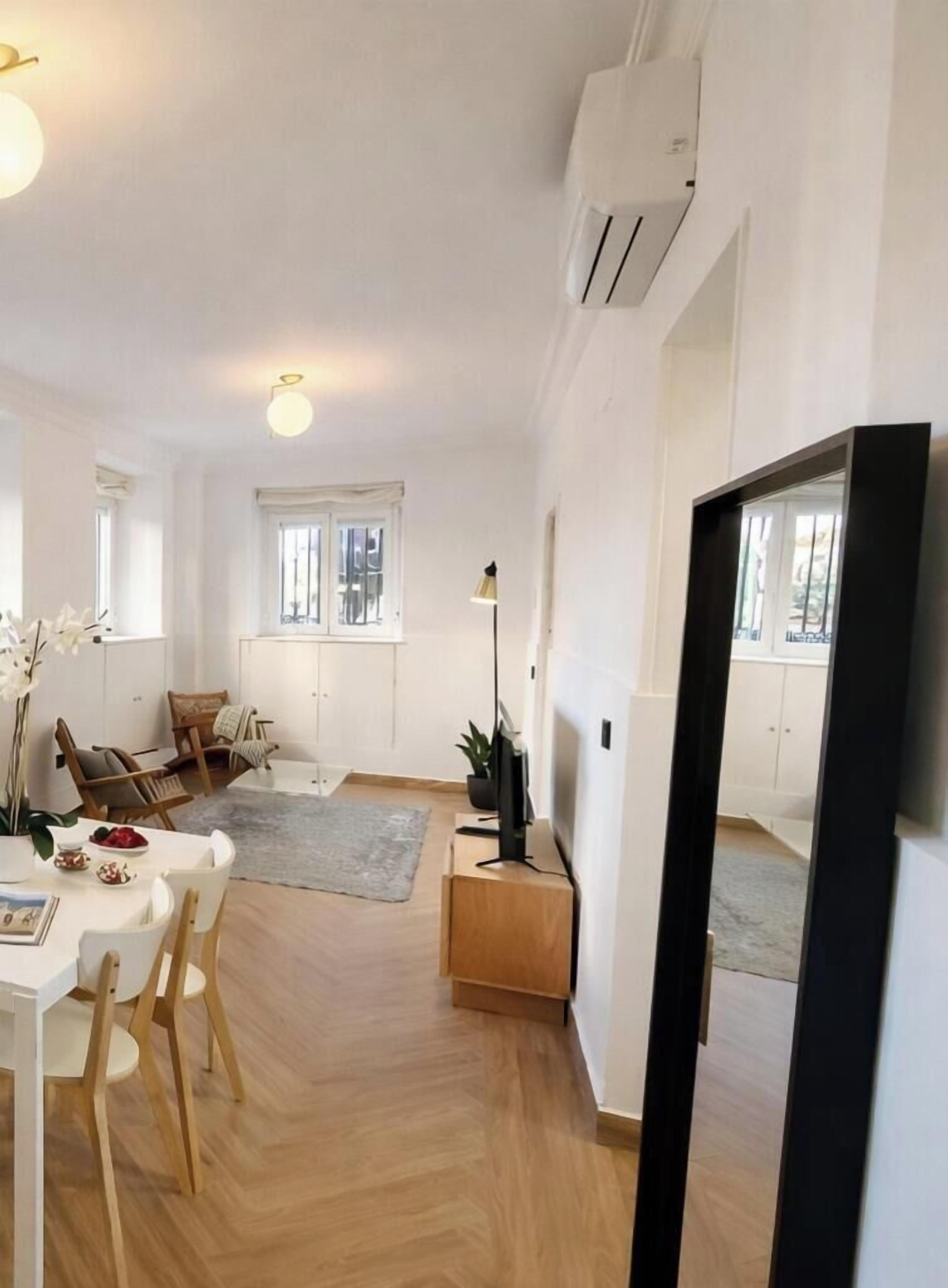 Estudio clásico, 1 cama matrimonial y sofá cama, aire acondicionado | Restaurantes