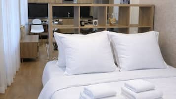 Estudio panorámico, vista a la ciudad | Edredón, tabla de planchar con plancha, cunas y wifi gratis