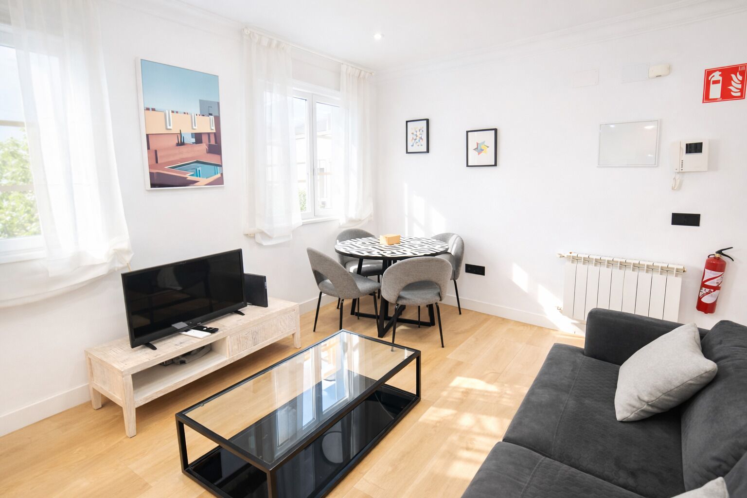 Standard-Apartment, 1 Doppelbett, Klimaanlage | Wohnbereich | 32-Zoll-Flachbildfernseher mit Satellitenempfang