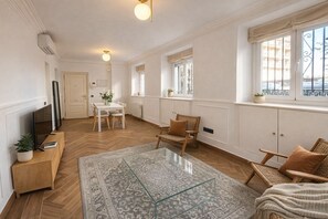 Classic Studio, 1 Double Bed with Sofa bed, Air conditioning | Living area | 32-inch flat-screen TV with satellite channels - Collection Madrid Rio (Madrid)