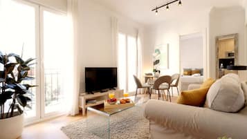 Panoramic Suite, City View | Living area