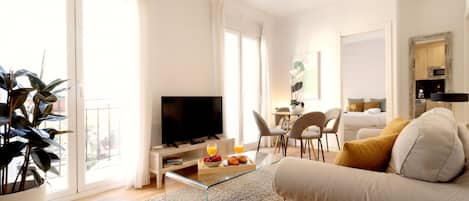 Panoramic Suite, City View | Living area