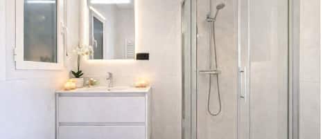 Panoramic Suite, City View | Bathroom | Shower, hair dryer, towels, soap
