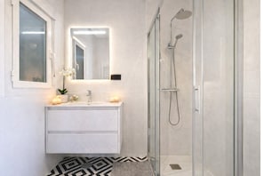 Panoramic Suite, City View | Bathroom | Shower, hair dryer, towels, soap