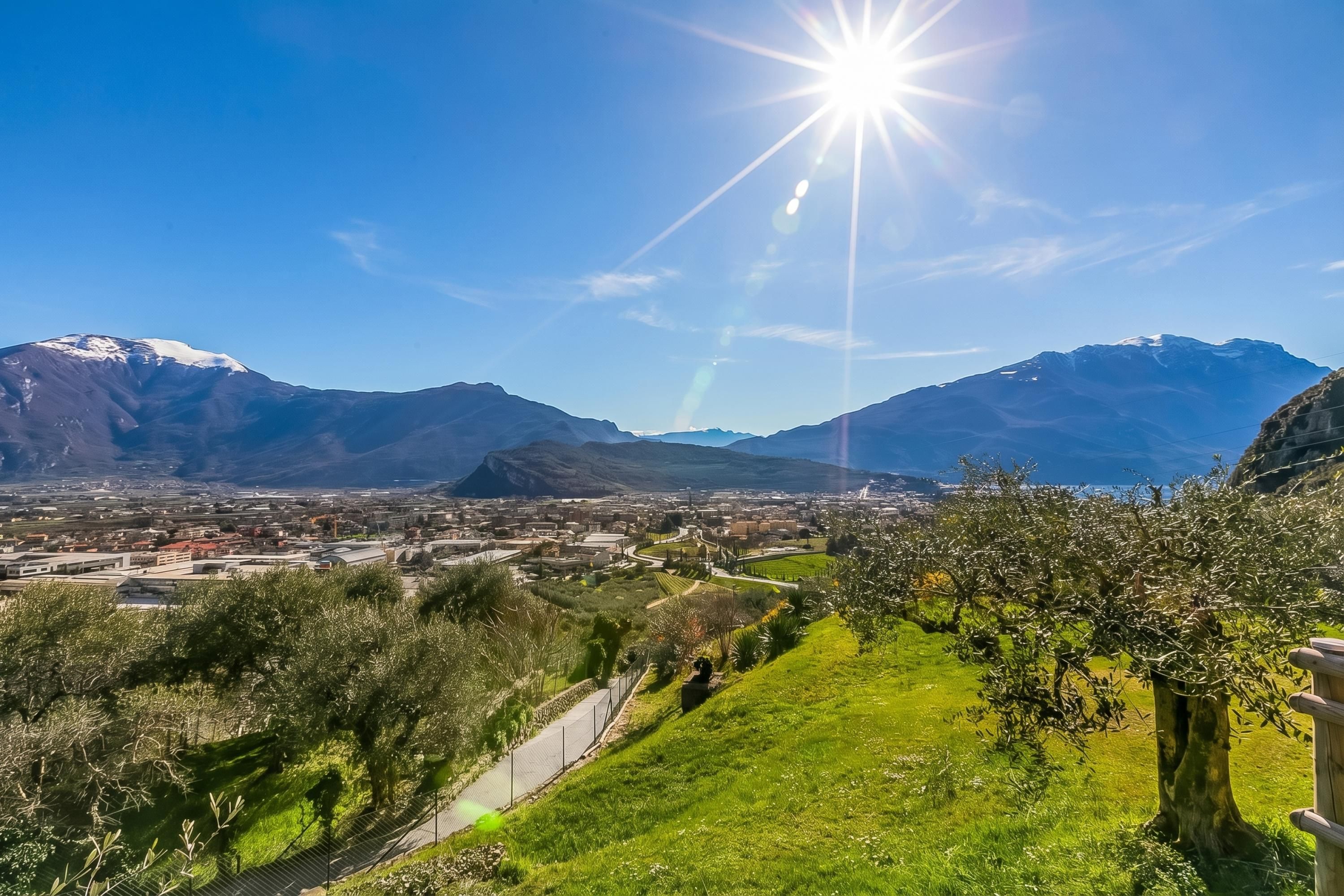 Un paysage montagneux, avec un ciel dégagé et un soleil éclatant.