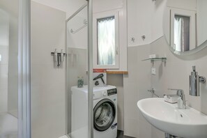 Căn hộ dành cho gia đình, nhiều phòng ngủ (Bella Vista Apartment) | Phòng tắm | Buồng tắm vòi sen, máy sấy tóc, khăn tắm, xà phòng