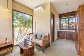 Villa de lujo, balcón, vista al patio | Área de sala de estar | Televisión de pantalla plana 