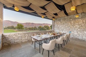 Vila Mewah, balkon, pemandangan halaman | Tempat makan outdoor