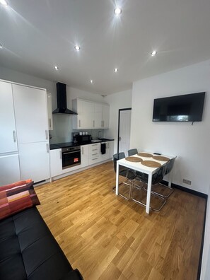 Interior - Little Flat in the heart of Ladywell, 1min walk to station, south east London (London)