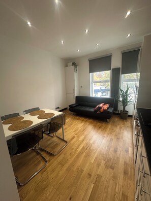 Interior - Little Flat in the heart of Ladywell, 1min walk to station, south east London (London)