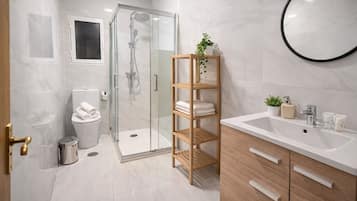Standard Apartment, Kitchenette | Bilik Mandi | Pancuran mandi, tuala disediakan, sabun, syampu