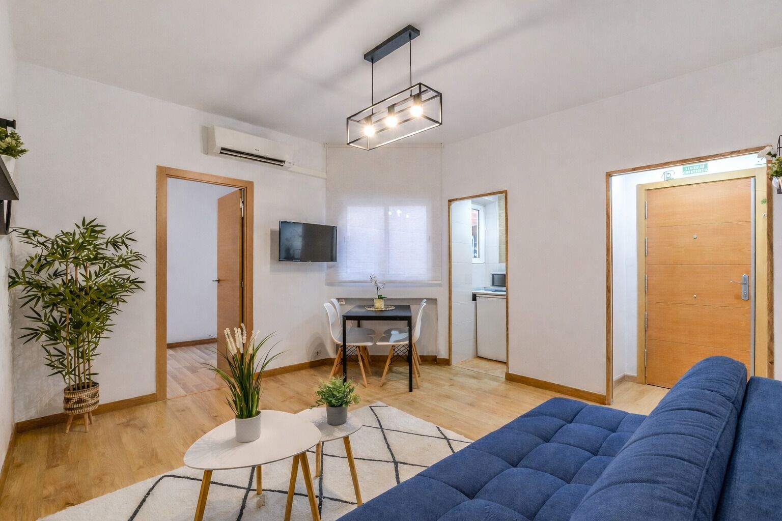 Cubrecamas, decoración personalizada, muebles diferentes y wifi gratis 