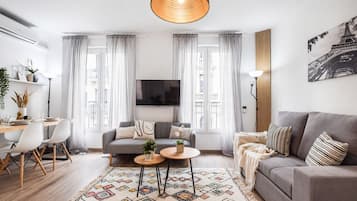 Superior-Apartment, Stadtblick | Wohnbereich | 32-Zoll-Flachbildfernseher mit Satellitenempfang