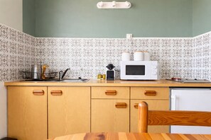 Kühlschrank, Mikrowelle, Wasserkocher mit Kaffee-/Teezubehör