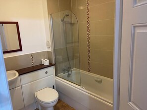 Bathroom - Charming Aberdeen Apartment (Aberdeen)