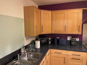 Private kitchen - Charming Aberdeen Apartment (Aberdeen)