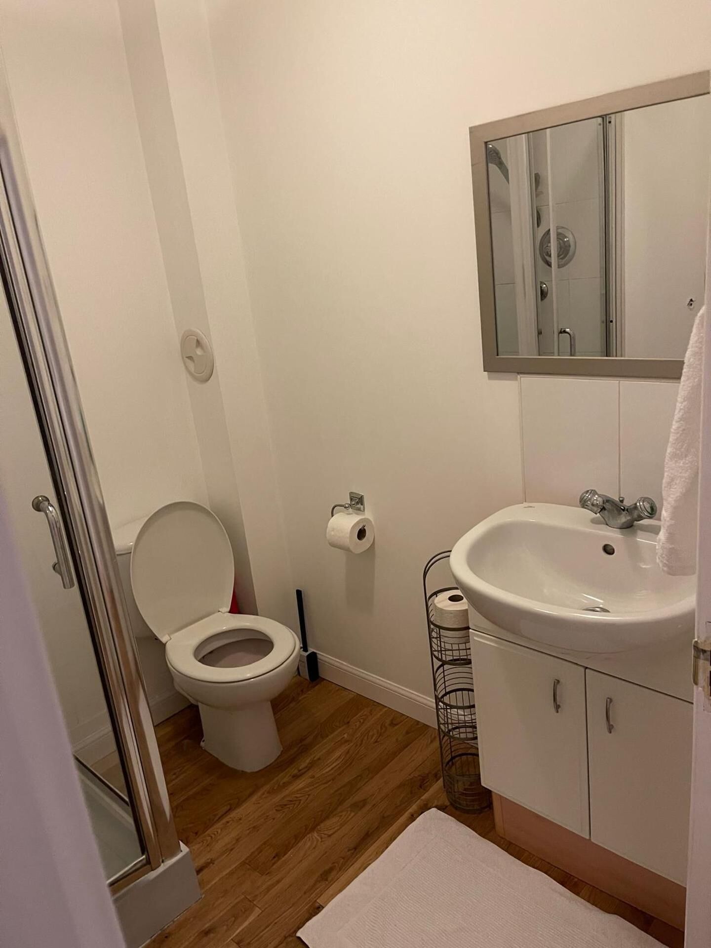Ein kleines Badezimmer mit Toilette, Waschbecken und Dusche.