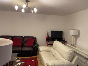 Living area - Charming Aberdeen Apartment (Aberdeen)