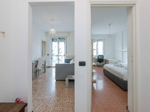 TV, offices - HomeLovers Bright and White House Navigli District (Milano)