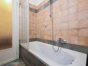 Shower, hair dryer, towels, shampoo - HomeLovers Bright and White House Navigli District (Milano)