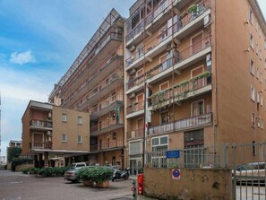 Exterior - HomeLovers Bright and White House Navigli District (Milano)