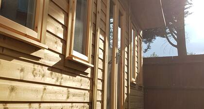 Urban Log Cabin in Central London Zone 2 with free parking, 4 mins from tube