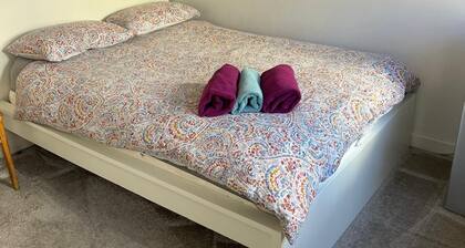 Urban Log Cabin in Central London Zone 2 with free parking, 4 mins from tube