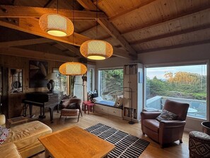 Smart TV, books, stereo, offices - Starboard Sunset – Coastal Views, Hot Tub & Private Retreat (Bodega Bay)