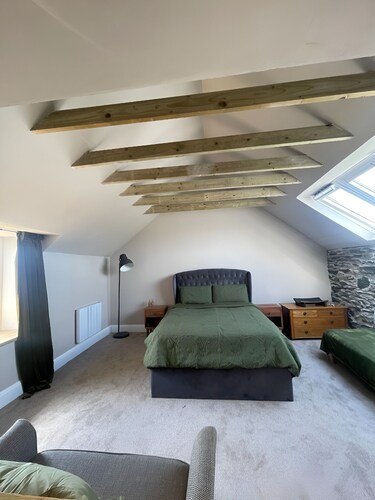 Beautiful seafront cottage in Bruichladdich , next to the distillery!