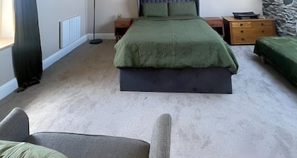 Beautiful seafront cottage in Bruichladdich , next to the distillery!