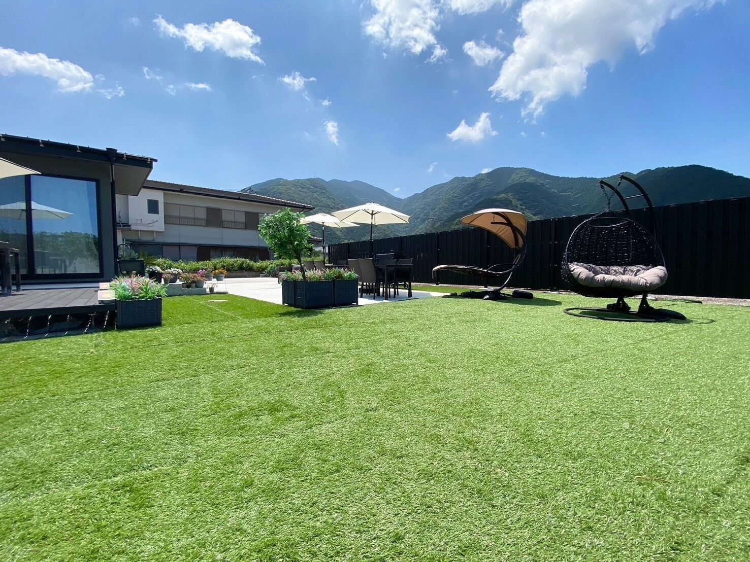 Un prato curato, una zona relax all'aperto e un'amaca.
